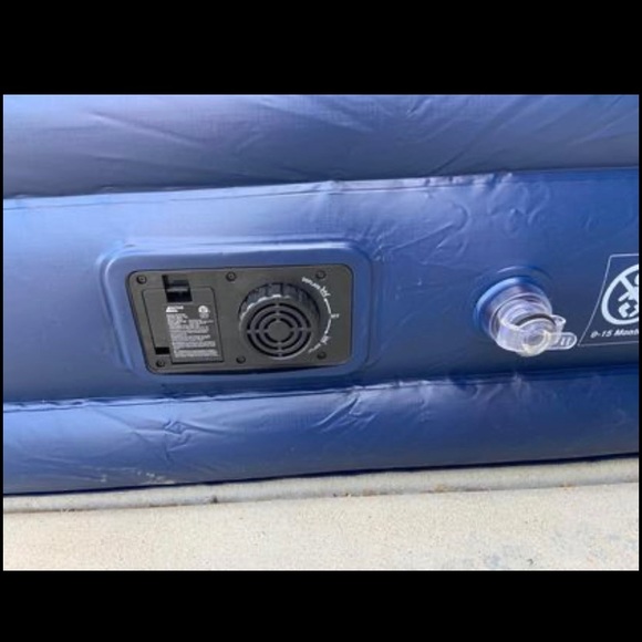Queen sized Automatic Air Mattress - Picture 4 of 6
